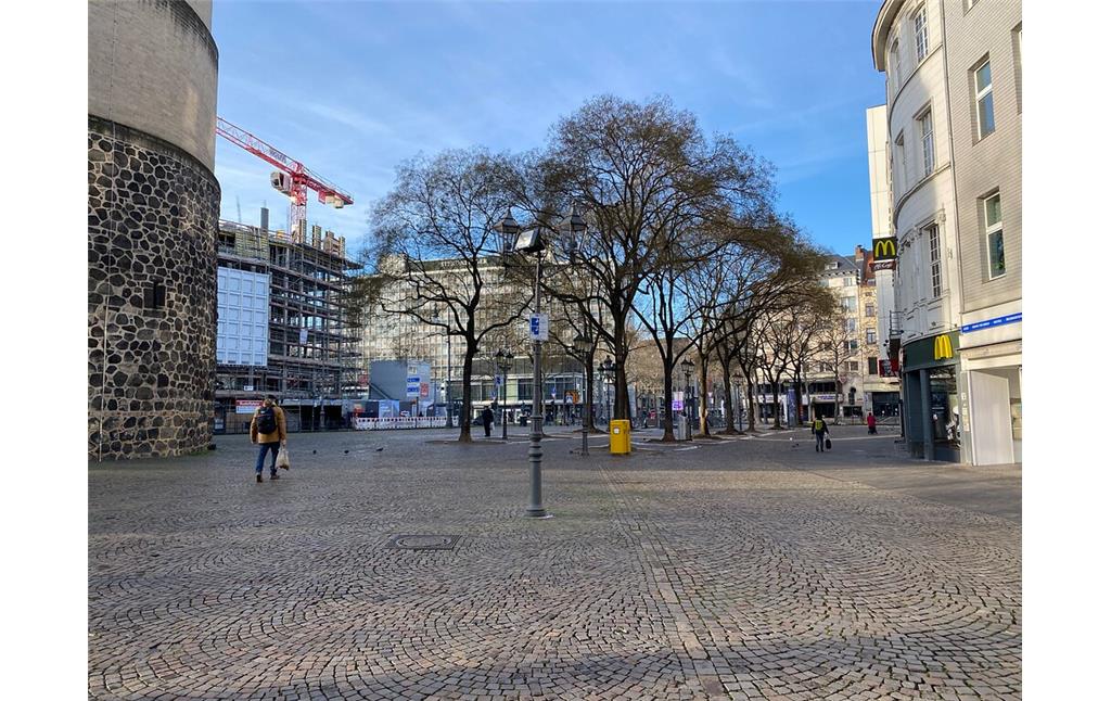 Baumreihe auf dem Rudolfplatz in Köln (2021)