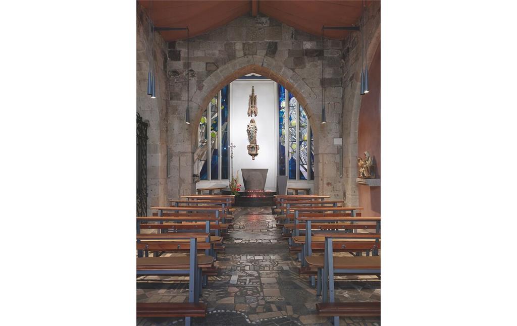 Blick in das Langhaus der Kapelle "Madonna in den Trümmern". Am Ende befindet sich das Oktogon mit der namensgebenden Marienfigur mit Jesuskind (2011).