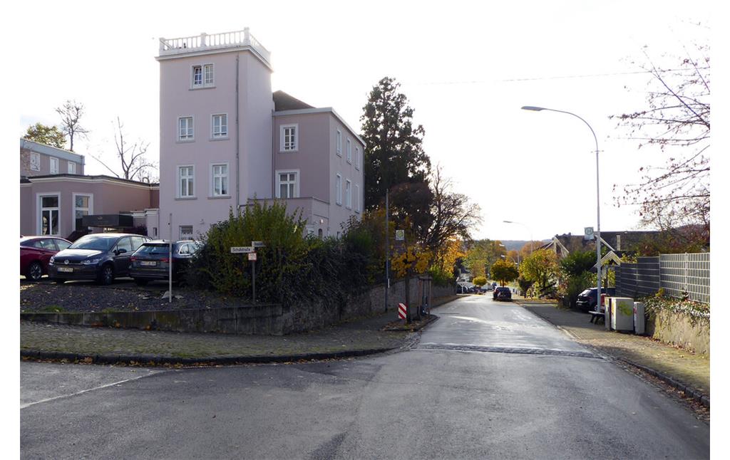 Ortsausfahrt Rheinbreitbach in Richtung Unkel (2022). Aus dem Garten des heutigen Hotels Ad Sion (in Blickrichtung hinter dem Hotelgebäude) erfolgte hier der Angriff auf vorbeifahrende Separatisten.