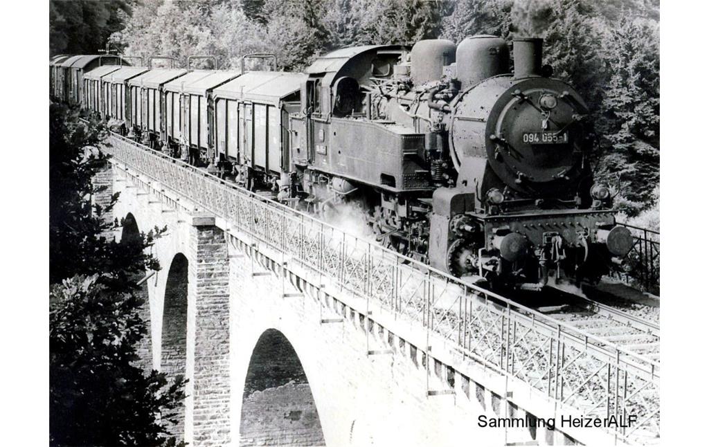 Historische Aufnahme einer Dampflokomotive Typ 94 auf einem Viadukt auf der Strecke der Brexbachtalbahn (vermutlich 1920er bis 1940er Jahre).