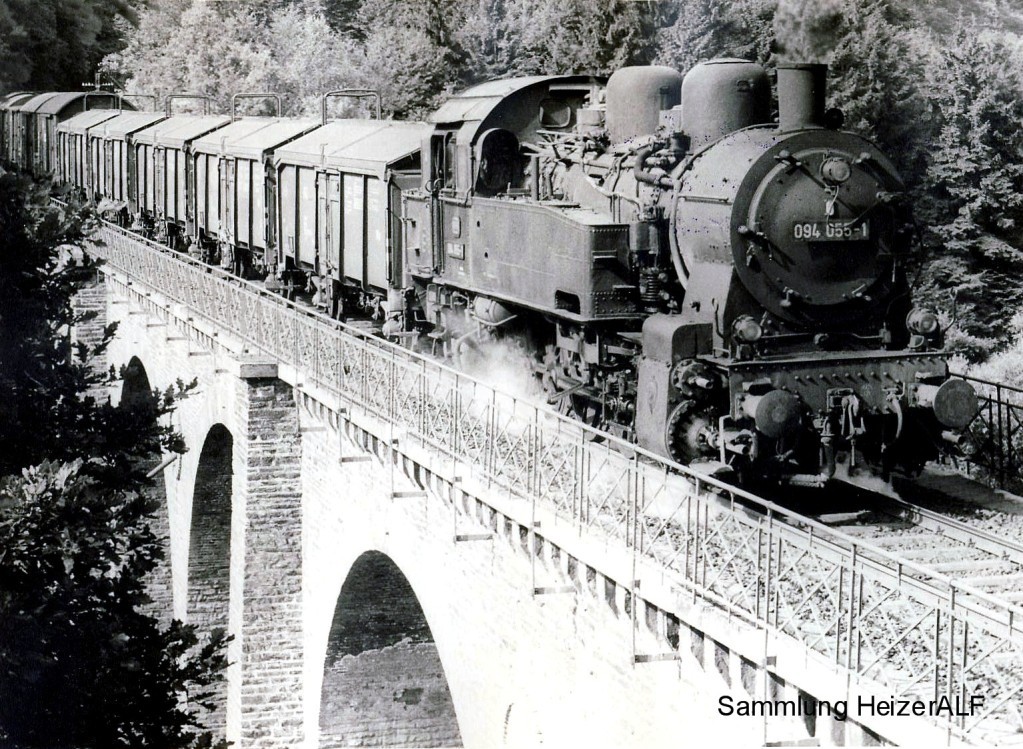 Historische Aufnahme einer Dampflokomotive Typ 94 auf einem Viadukt auf der Strecke der Brexbachtalbahn (vermutlich 1920er bis 1940er Jahre).