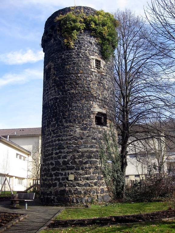 Der Pulverturm  am Rheinufer in Linz - einer von vier Türmen, welche die Ecken der damaligen Stadtmauer bildeten (2015).