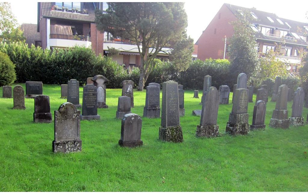 Grabmale auf dem jüdischen Friedhof am Strathhof in Krefeld-Hüls (2014). Einzelne Steine sollen vom bis 1890 belegten alten Judenfriedhof in der Klever Straße stammen.