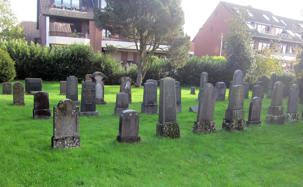 Grabmale auf dem jüdischen Friedhof am Strathhof in Krefeld-Hüls (2014). Einzelne Steine sollen vom bis 1890 belegten alten Judenfriedhof in der Klever Straße stammen.