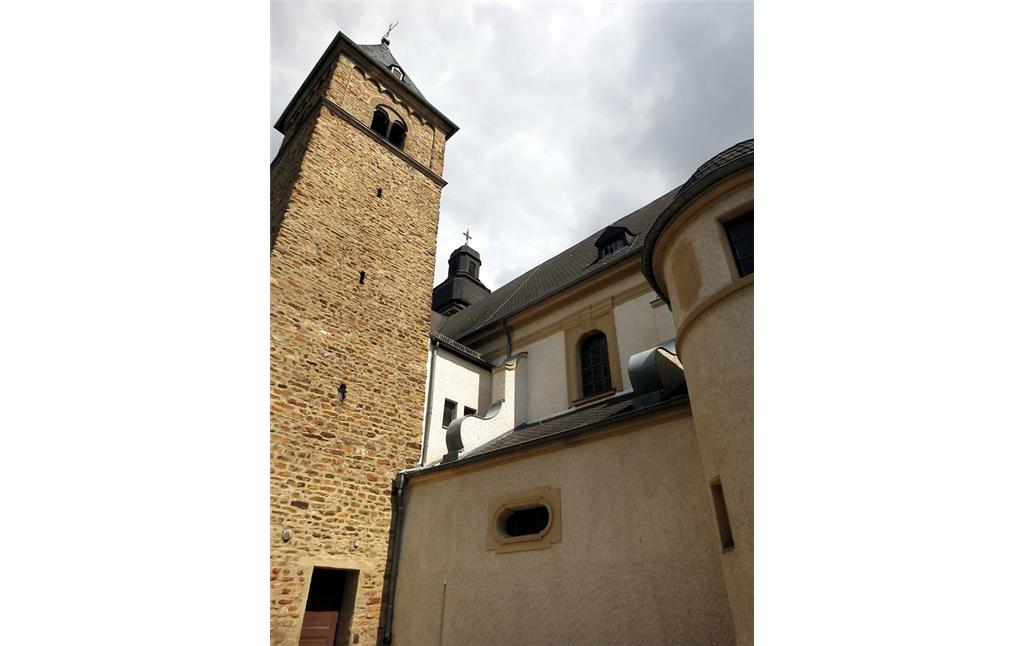 Blick auf die oberen Gebäudebereiche der katholischen Pfarrkirche "St. Johannes Enthauptung" in Koblenz-Metternich (2014).