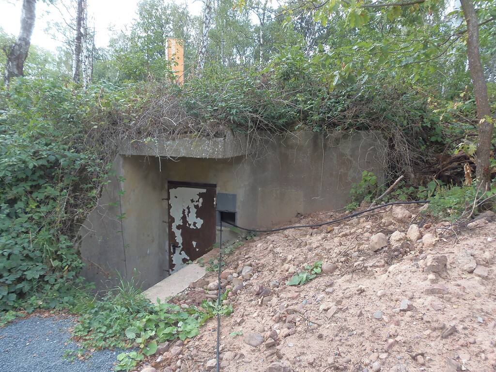 Teilruine eines Bunkers und Reste einer Flakstellung in Mechernich-Kommern (2019).