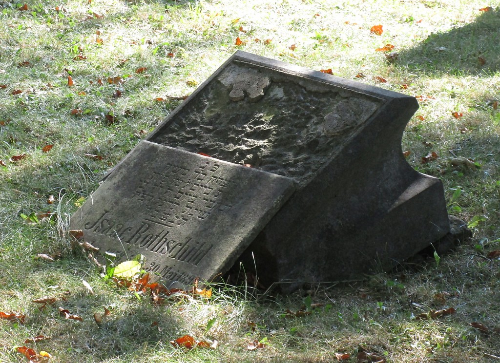 Einzelner Grabstein auf dem Judenfriedhof an der Friedhofstraße in Beeck-Stockum (2016).