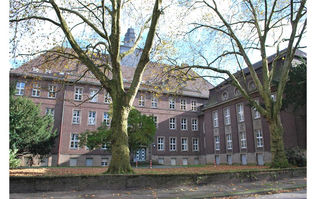 Bezirksrathaus Rheinhausen in Duisburg (2013); abgebildet ist Westansicht mit dem ehemaligen Eingang der Schule und dem Aulaflügel
