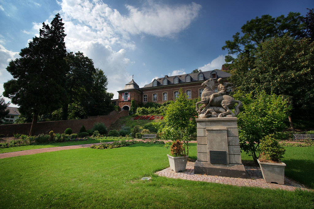 Burg Wassenberg, Blick auf die Anlage mit dem gestalteten Gartenumfeld (2010).