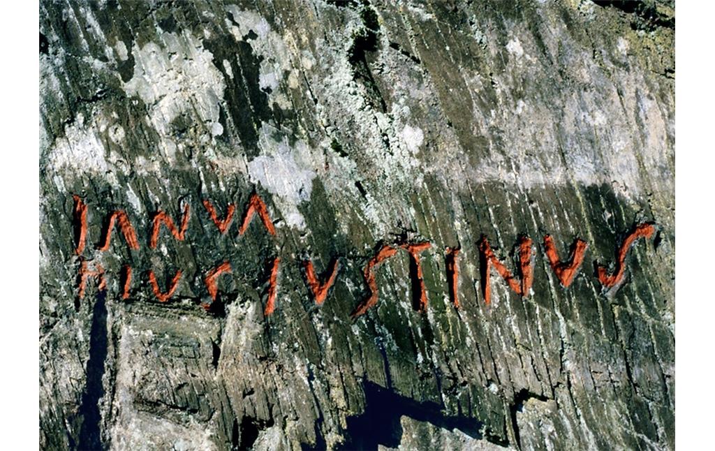 Die zuletzt im Jahr 2000 mit roter Farbe gefasste Inschrift "IANUARIUS IUSTINUS" am Justinusfelsen (2000)