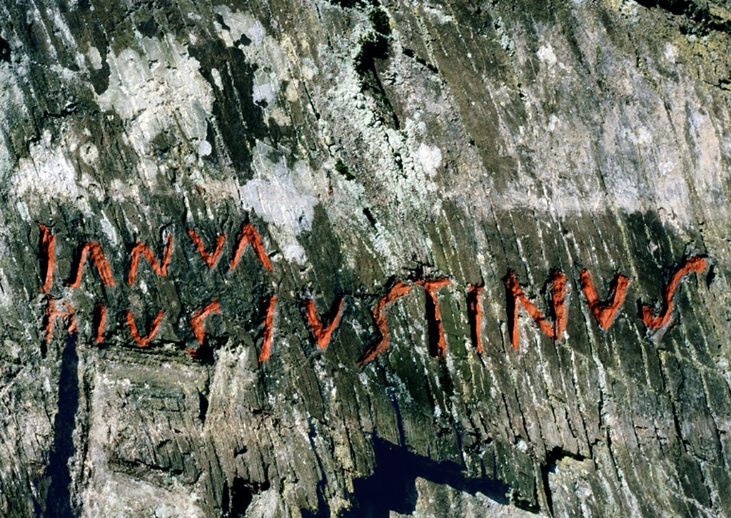 Die zuletzt im Jahr 2000 mit roter Farbe gefasste Inschrift "IANUARIUS IUSTINUS" am Justinusfelsen (2000)