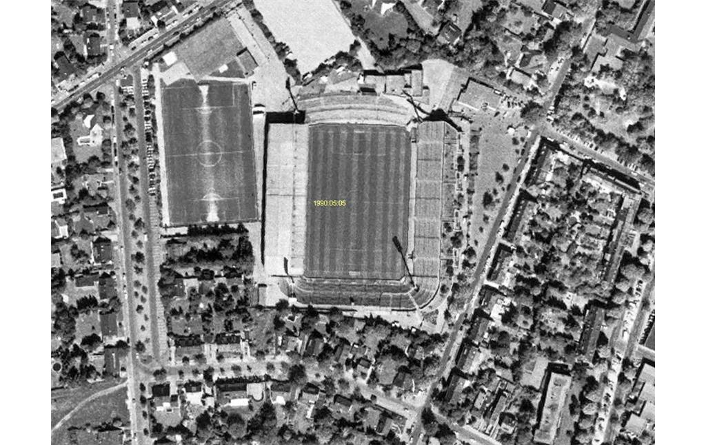 Das Gelände am Mönchengladbacher Bökelbergstadion auf einem Luftbild von 1990