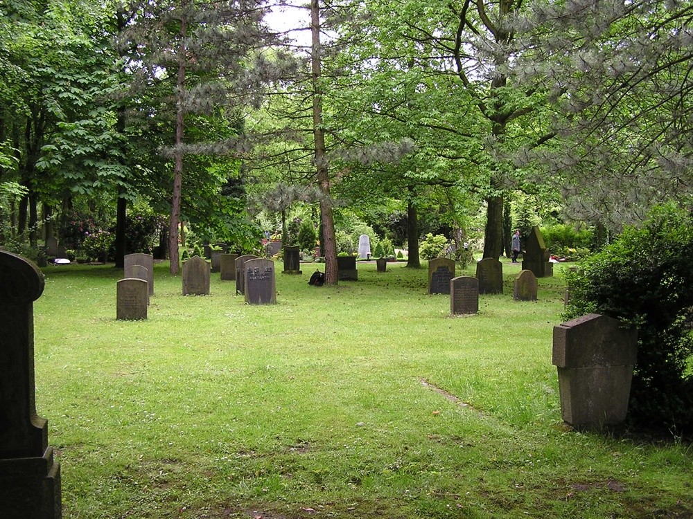 Sicht auf dem Jüdischen Friedhof Sternbuschweg in Duisburg (2005)