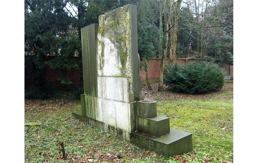 Nördliche Rückseite des 1936/37 von dem Bildhauer Leopold Fleischhacker (1882-1946) geschaffenen Grabmals der Gretel Spier (1889-1936) auf dem jüdischen Friedhof Roßweide in Mönchengladbach-Wickrath (2015)