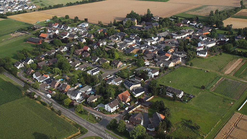 Luftaufnahme des Orts Niederkastenholz bei Euskirchen (2015).