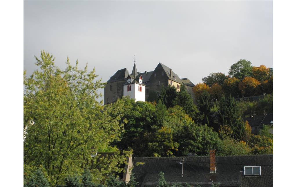 Schloss Westerburg und die Turmspitze der Schlosskirche in der Ansicht von der Jahnstraße aus (2013)