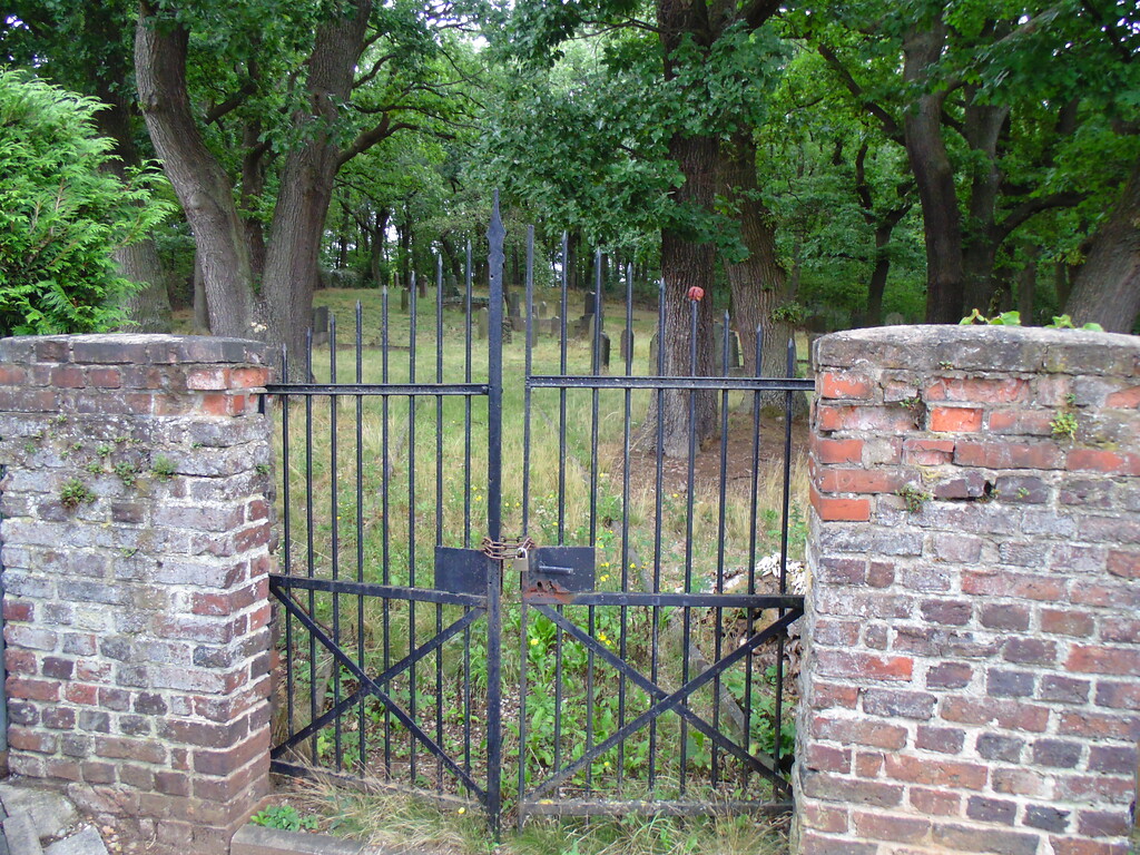Die versperrte Pforte zum jüdischen Friedhof Mechernich (2020)