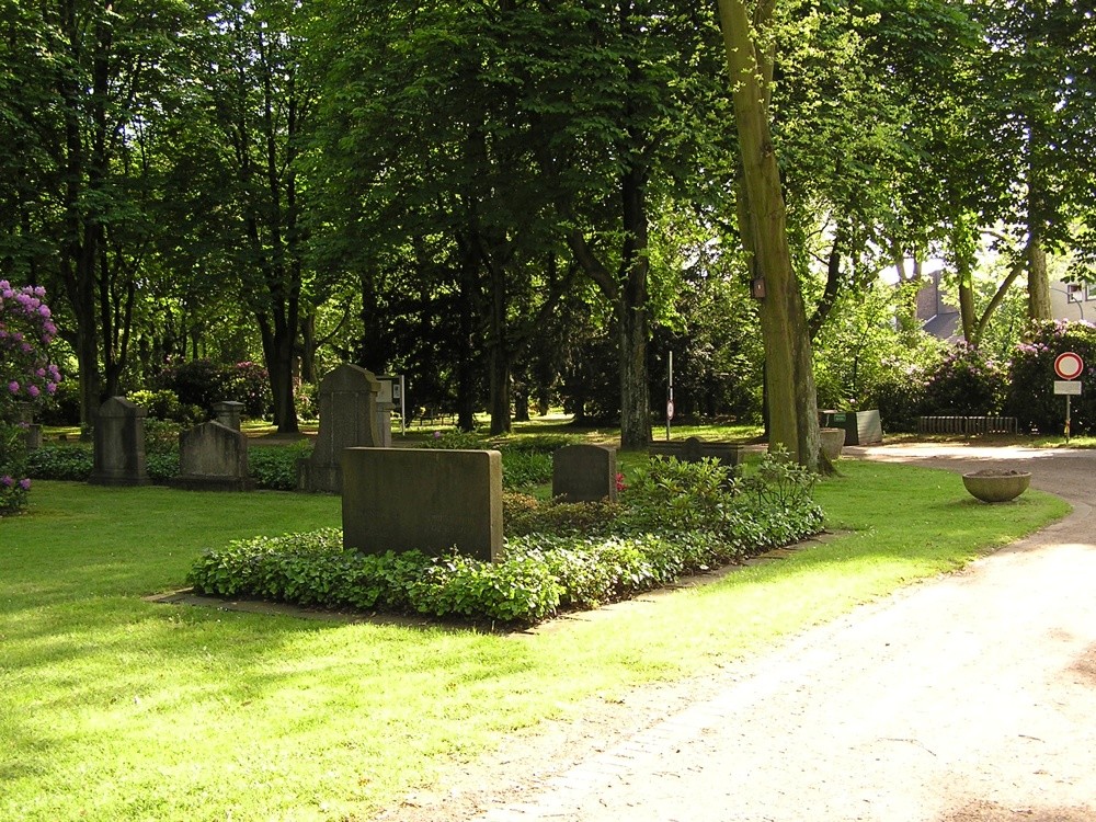 Gräberreihe auf dem Jüdischen Friedhof Sternbuschweg in Duisburg (2005)