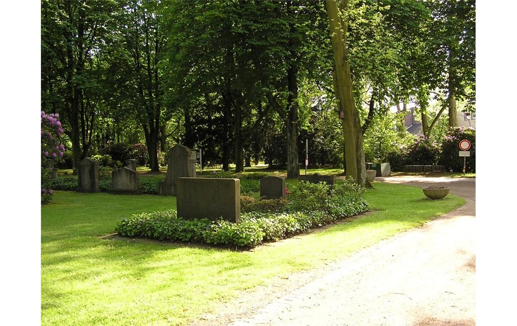 Gräberreihe auf dem Jüdischen Friedhof Sternbuschweg in Duisburg (2005)