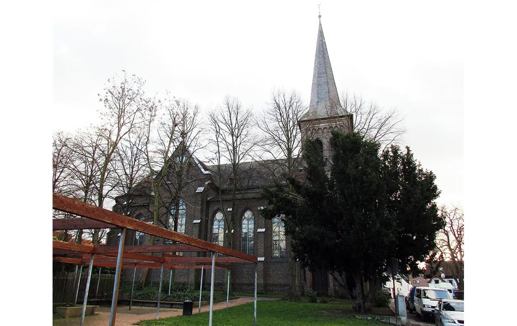 Die katholische Kirche Sankt Clemens im Kölner Stadtteil Langel (2022).