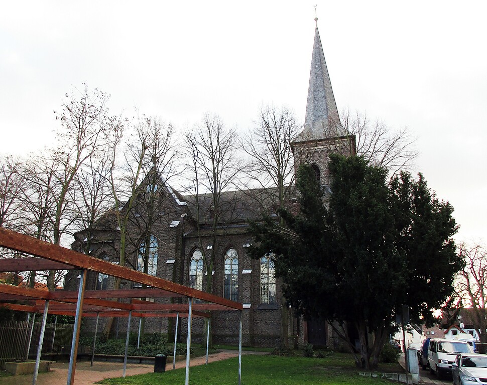 Die katholische Kirche Sankt Clemens im Kölner Stadtteil Langel (2022).