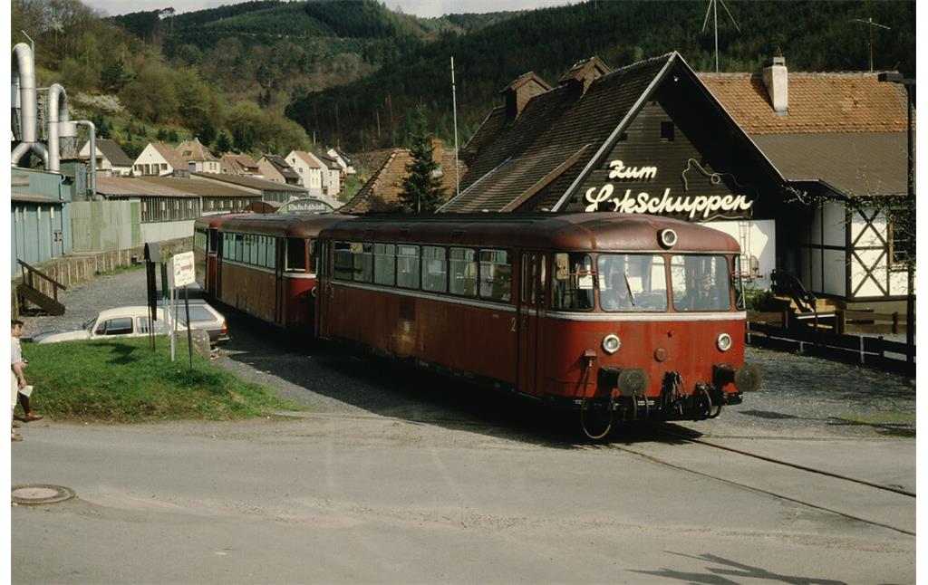 Schienenbus auf der Strecke des Kuckucksbähnels