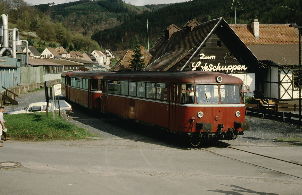 Schienenbus auf der Strecke des Kuckucksbähnels