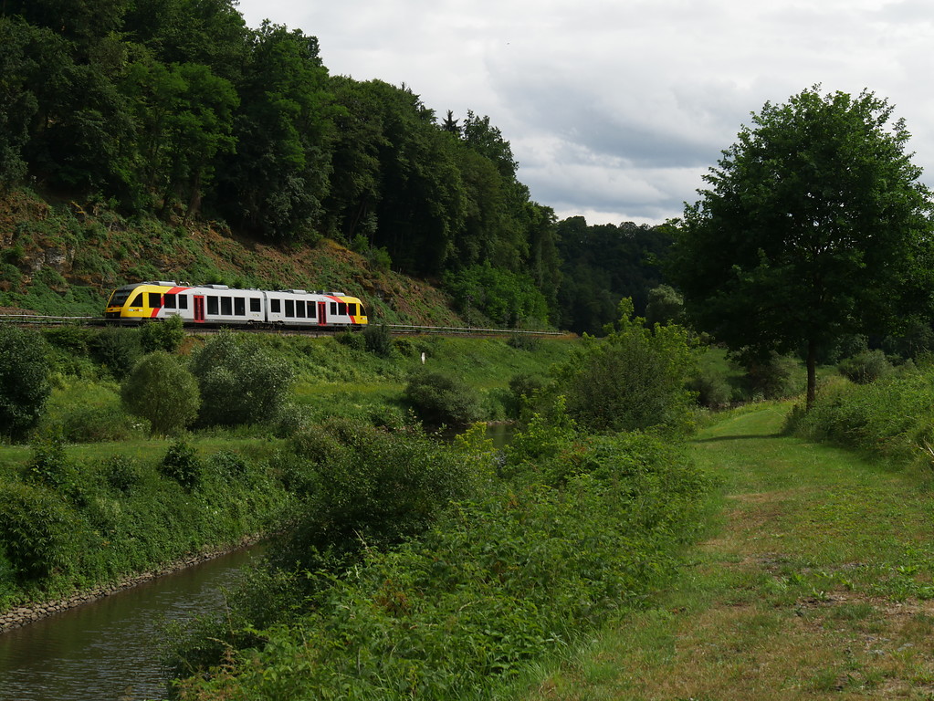 Schleusenkanal der Schleuse Fürfurt bei Villmar. In der linken Bildhälfte ist ein Zug der Lahntalbahn zu erkennen (2017).