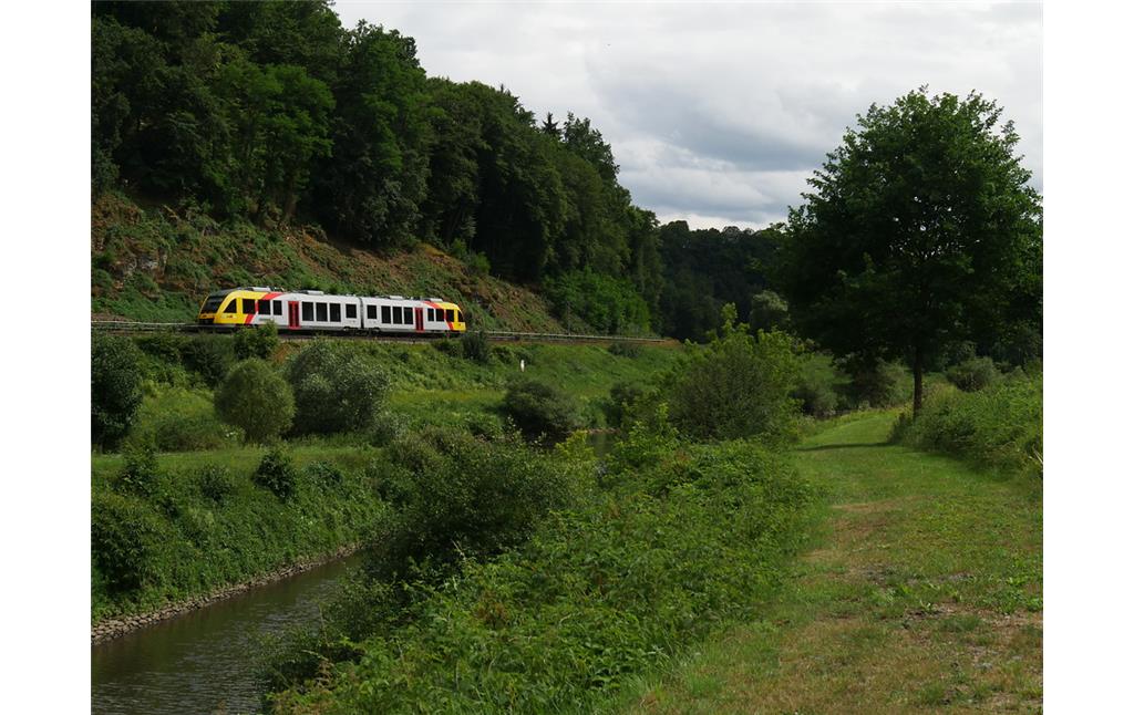 Schleusenkanal der Schleuse Fürfurt bei Villmar. In der linken Bildhälfte ist ein Zug der Lahntalbahn zu erkennen (2017).
