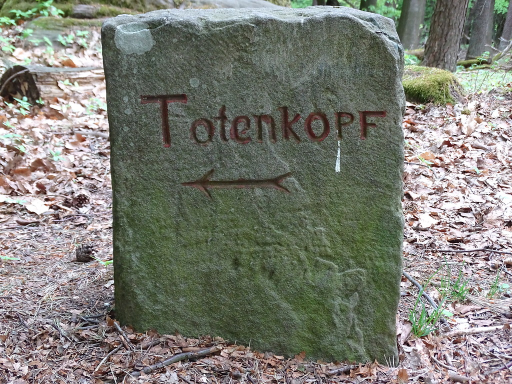Wegweiserstein "Totenkopf" am Felsenmeer im Pfälzerwald (2018)