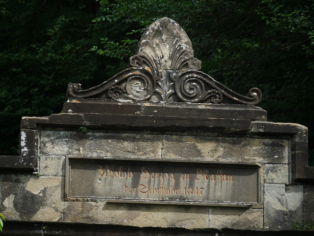 Inschrift auf dem Südportal des Schifffahrtstunnels Weilburg (2017)