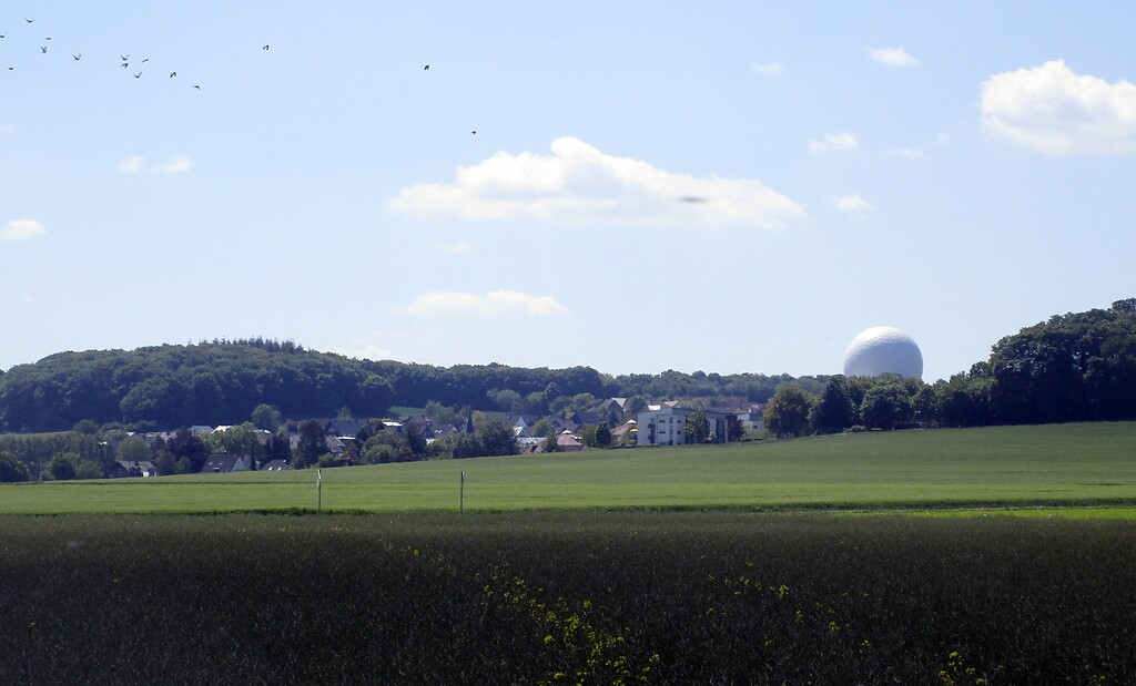 Blick auf die Radarkuppel "Radom" bei Wachtberg-Berkum im Drachenfelser Ländchen (2020).