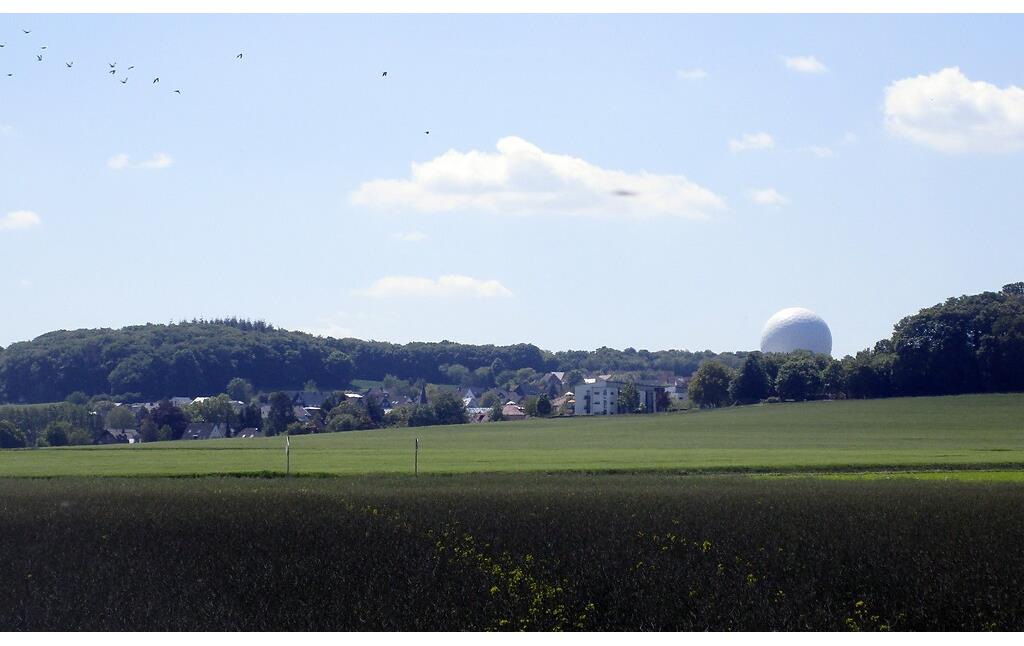 Blick auf die Radarkuppel "Radom" bei Wachtberg-Berkum im Drachenfelser Ländchen (2020).