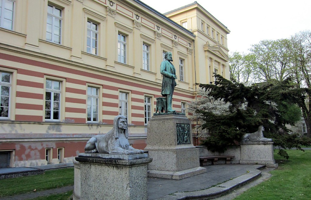 Das Kekulé-Denkmal vor dem Geographischen Institut der Universität Bonn (2012).