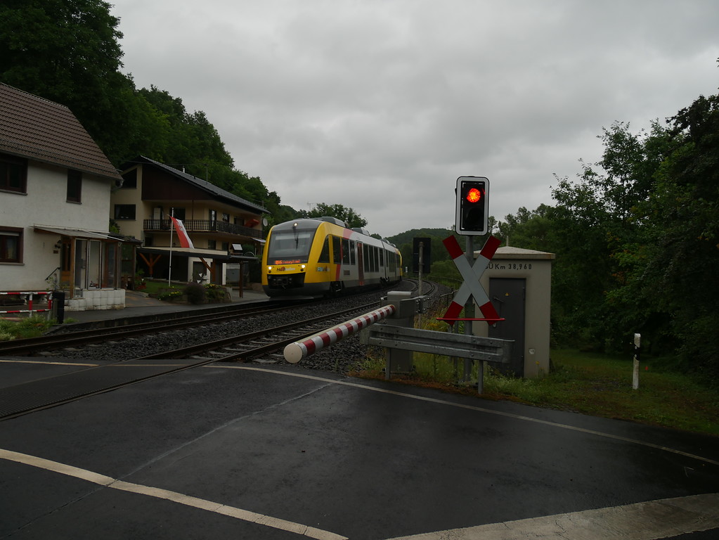 Bahnübergang beim Streckenwärterhaus bei Runkel-Arfurt mit vorbeifahrendem Zug (2017)