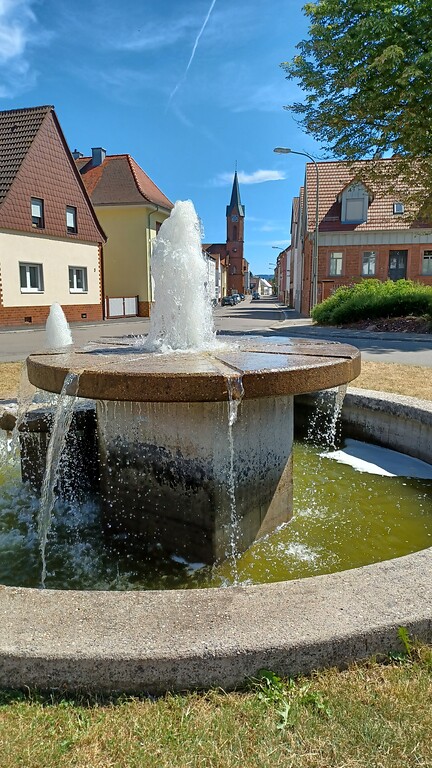 Der Springbrunnen am Busbahnhof in Mackenbach (2022)