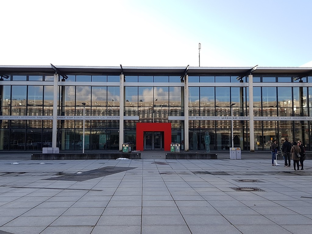 Östliche Ansicht der Universitätsbibliothek des Campus Koblenz der Universität Koblenz-Landau (2017).