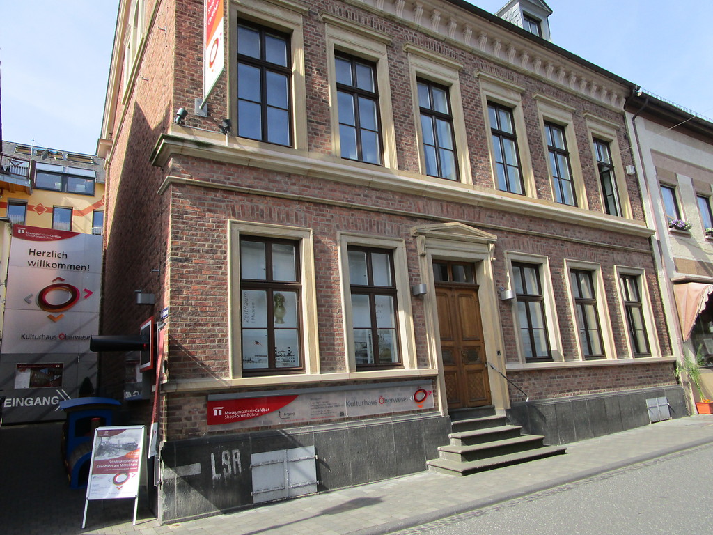 Kulturhaus in Oberwesel (2016): Die Fassade besteht aus rotem Backstein, die Gesimse sowie Tür- und Fenstergewände sind aus gelbem Sandstein gefertigt.