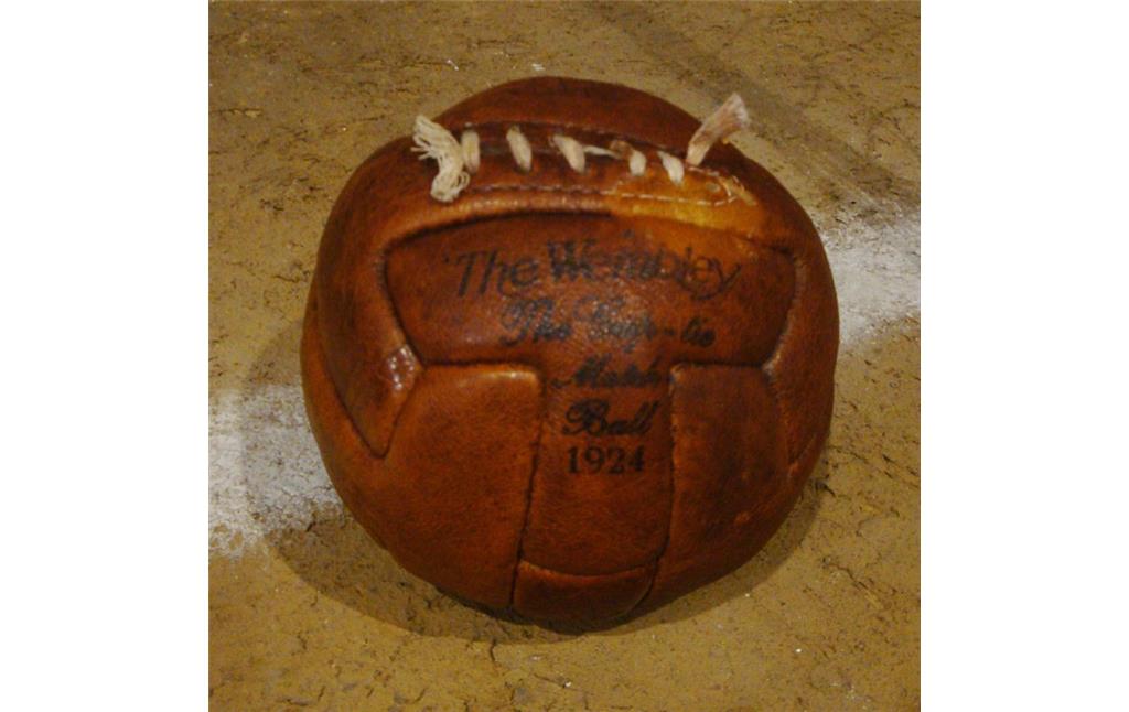 Ball aus der Frühzeit des modernen Fußballs 1924 (Museum des FC Sevilla, 2010)