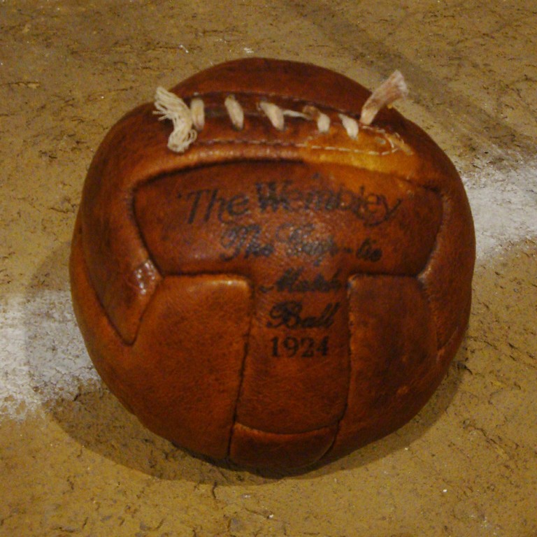 Ball aus der Frühzeit des modernen Fußballs 1924 (Museum des FC Sevilla, 2010)