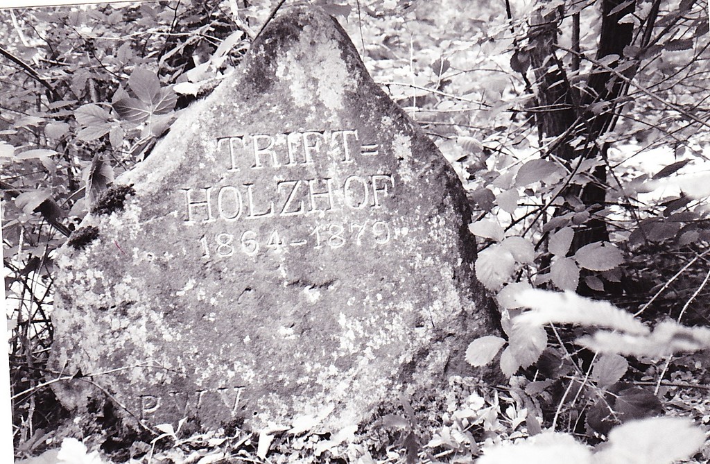 Ritterstein Nr. 1 "Trift=Holzhof 1864-1879" an der Siebenteilbrücke (1993)