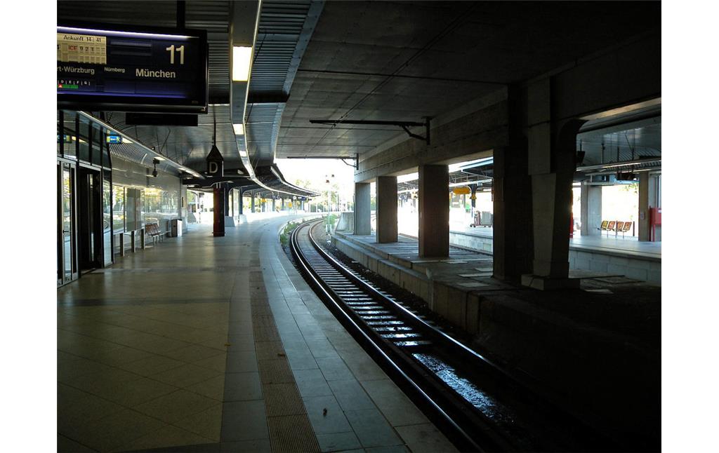 Ein Gleis im unteren Bereich des Bahnhofs Messe/Deutz in Köln-Deutz (2011).