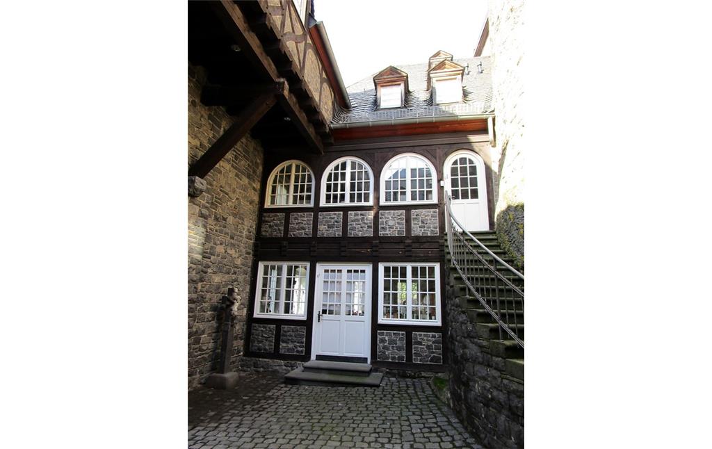 Genovevaburg Mayen,  kleiner Burghof mit Blick auf die Eifelbibliothek (2015)