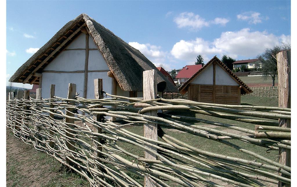 Gehöft Mackenzell (2007): Ein Zaun aus Weidenruten soll unliebsame Eindringlinge abhalten und das Gehöft nach außen abgrenzen.
