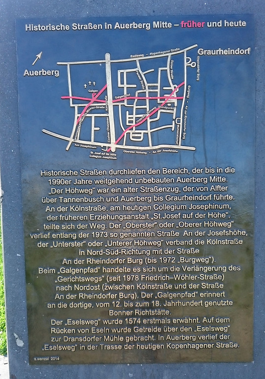Informationstafel "Historische Straßen in Auerberg Mitte - früher und heute" in der Warschauer Straße in Bonn-Auerberg (2016).