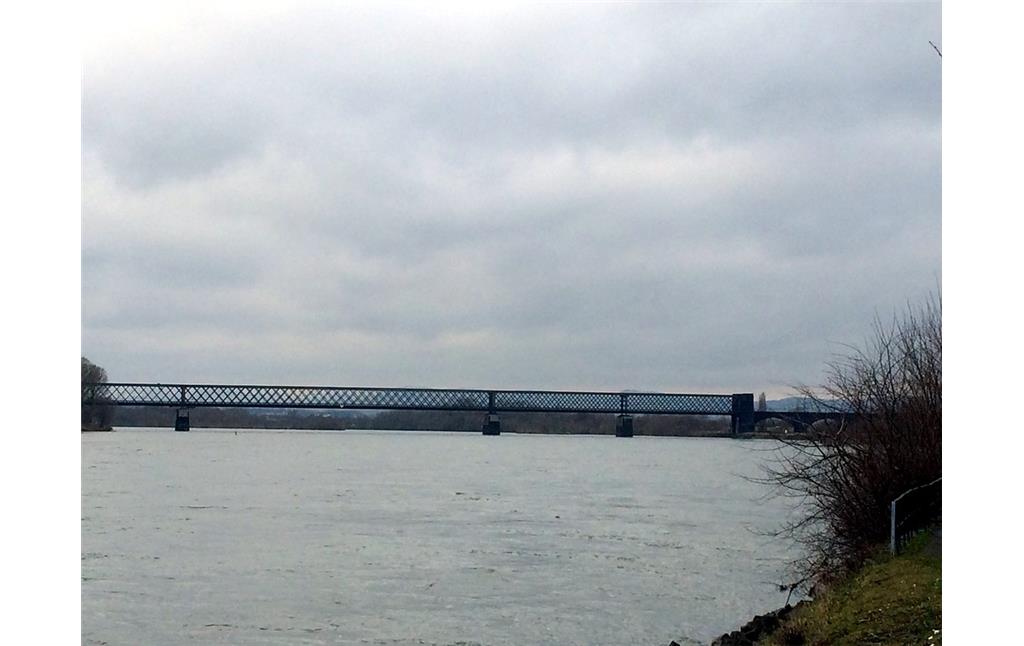 Blick auf die Kronprinz-Wilhelm-Brücke bei Engers, auch Rheinbrücke Engers-Urmitz oder Urmitzer Eisenbahnbrücke (2015).