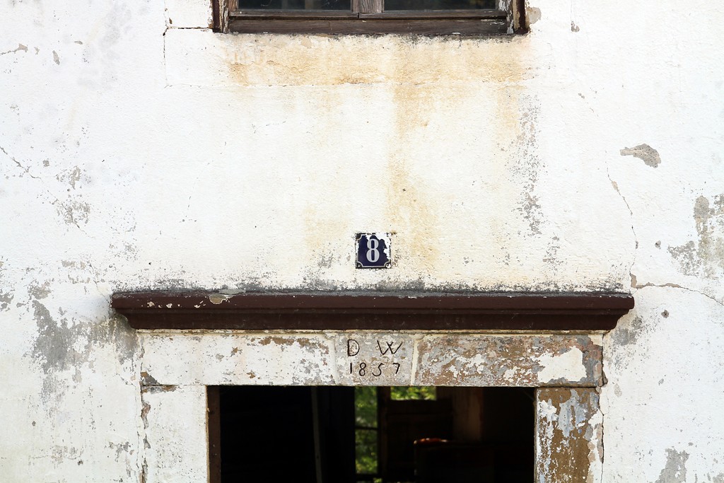 Türsturz des alten Fachwerkhauses im Mühlenweg 8 in Nonnweiler mit eingravierter Jahreszahl 1857 und den Inititialien D W (2016)