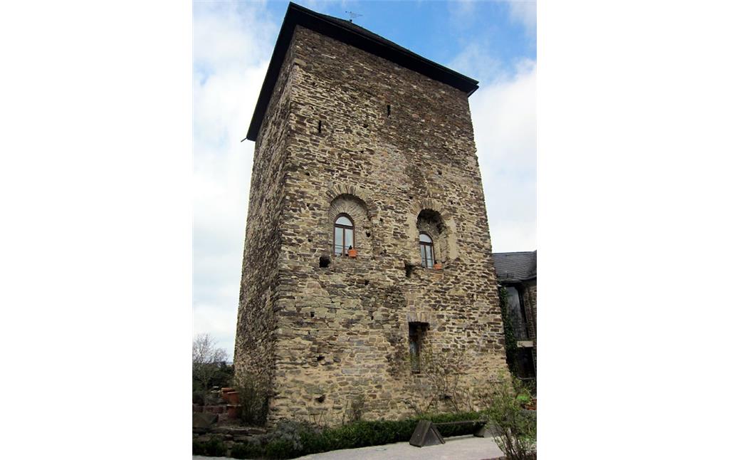 Südöstliche Ansicht des aus dem 12. Jahrhundert stammenden Bergfrieds der Koberner Oberburg (2015)