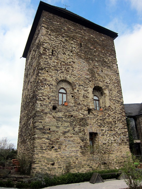 Südöstliche Ansicht des aus dem 12. Jahrhundert stammenden Bergfrieds der Koberner Oberburg (2015)
