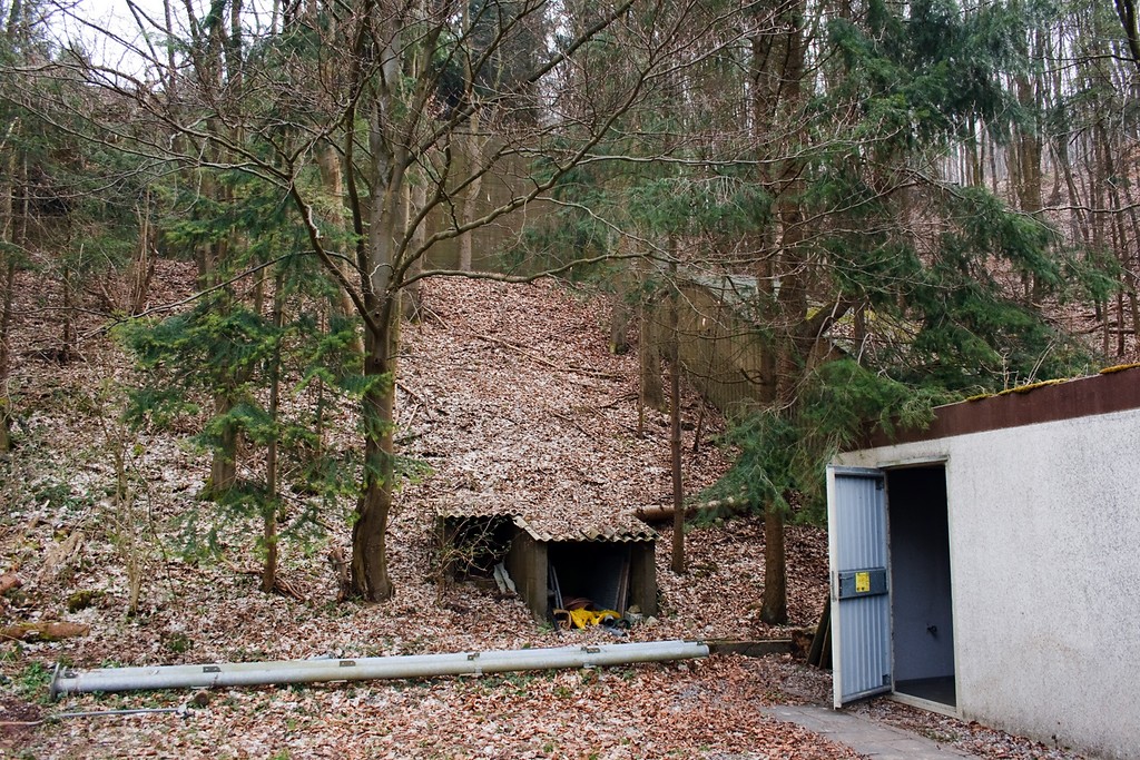 Von außen sichtbare Teile des früheren Atombunkers Ausweichsitz der Landesregierung NRW in Kall-Urft und des als Doppelgarage getarnten Eingangs (2009).